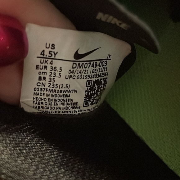 ⚽️Nike Phantom GT2 Academy DF SW IC Indoor Shoes (Black/Green) youth US size 4.5 - Picture 9 of 9